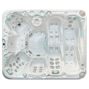 Innenansicht des Passion Spas Desire Whirlpools mit mehreren Sitz- und Liegeplätzen sowie Massagedüsen