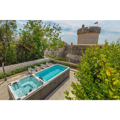 Passion Spas Dynamic Swim Spa im Außenbereich mit Massagesitzen und Schwimmbecken vor historischer Kulisse