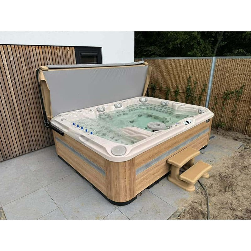 Passion Spas Ecstatic Mighty Wave Spa mit Holzverkleidung auf Terasse, geöffnetem Abdeckverdeck und integrierten Sitzbänken für Entspannung im Freien