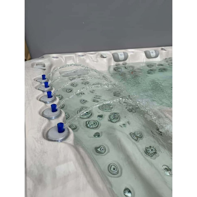 Detailansicht des Passion Spas Ecstatic Whirlpools mit aktiven Wasserfontänen und Massagedüsen