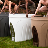 Drei Passion Spas Eisbäder in Schwarz, Weiß und Beige nebeneinander auf Rasen, mit Personen, die darin baden