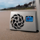 Passion Spas Revive Eisbad mit leiser Wärmepumpe und digitalem Touchdisplay am Strand