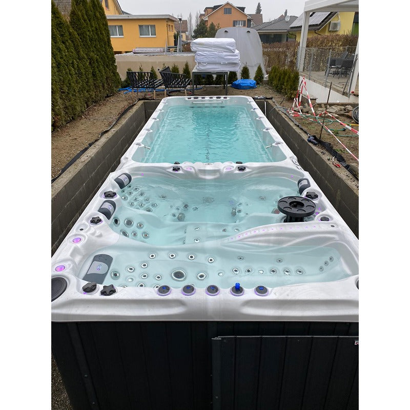 Passion Spas Energy Swim Spa nach Montage mit Wasser gefüllt – Schwimm- und Entspannungsbereich im Garten