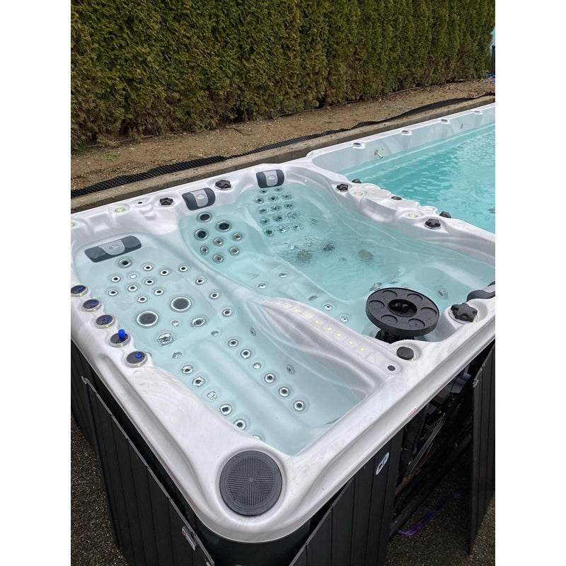 Passion Spas Energy Swim Spa eingelassen im Garten – moderner Outdoor Swim Spa mit Whirlpoolbereich