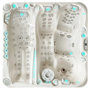Top View auf den Passion Spas Euphoria Whirlpool mit mehreren Sitz- und Liegeplätzen sowie gezielt angeordneten Massagedüsen