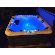 Passion Spas Felicity Whirlpool bei Nacht mit intensiver LED-Beleuchtung und gefülltem Becken