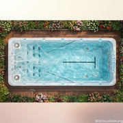 Swim Spa fitness 2 Draufsicht mit Wasser auf Holzterrasse, umgeben von Blumen und Garten – Outdoor Wellnessbereich zum Schwimmen und Entspannen