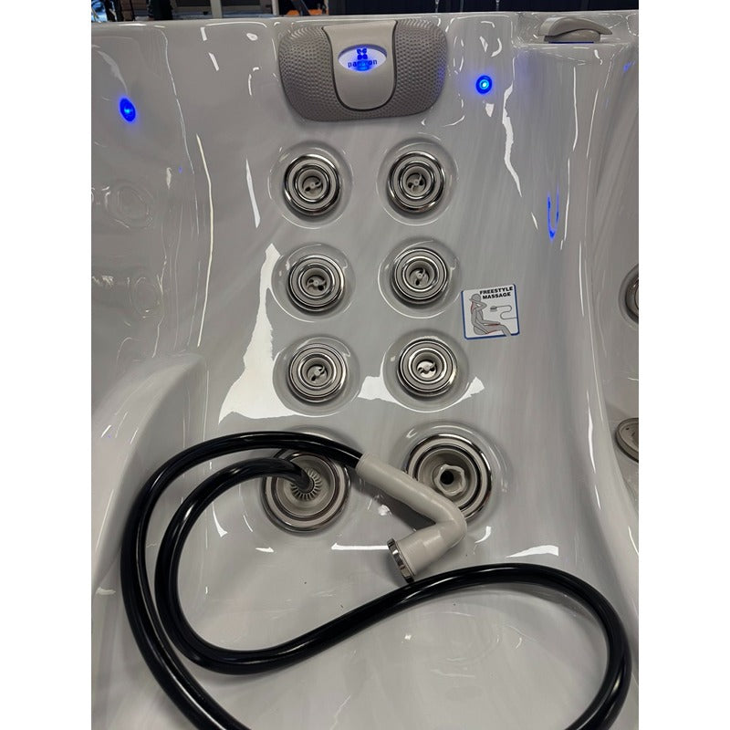 Installierter Passion Spas Freestyle Massage Jet im Whirlpool Sitzbereich