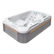 Passion Spas Indulgence Whirlpool für zwei Personen mit weißem Acrylbecken, integrierten Massagedüsen und grauem Holzrahmen
