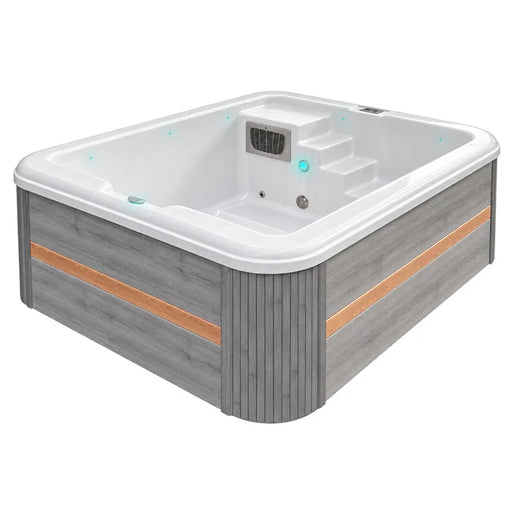Passion Spas Plunge Minipool Whirlpool mit weißem Becken, grauer Holzumrandung und Holzakzenten