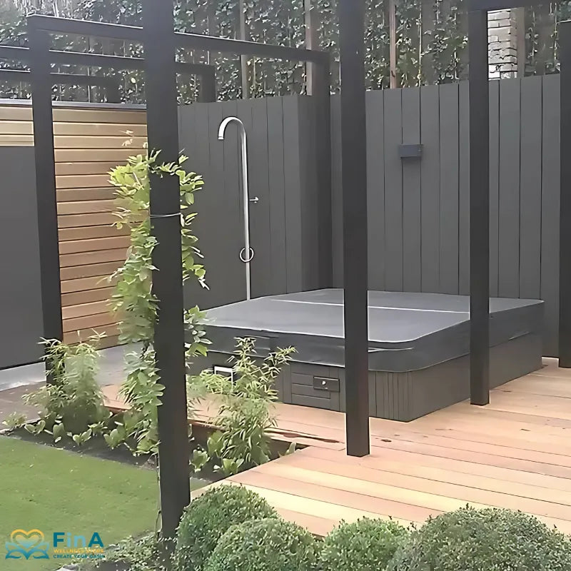 Passion Spas Solace Whirlpool für 5 Personen auf einer Holzterrasse mit schwarzem Pavillon, Duschanlage und begrüntem Außenbereich