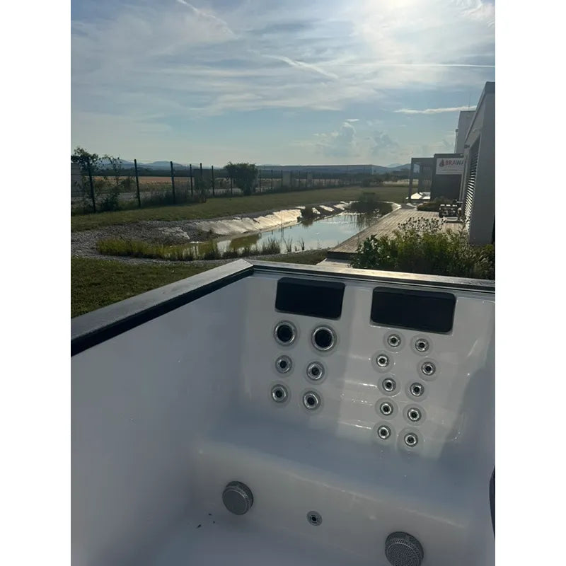 Passion Spas Whirlpool Balance 600x228x138 cm - 4 Personen mit Düsen und Bedienelementen im Garten aufgestellt