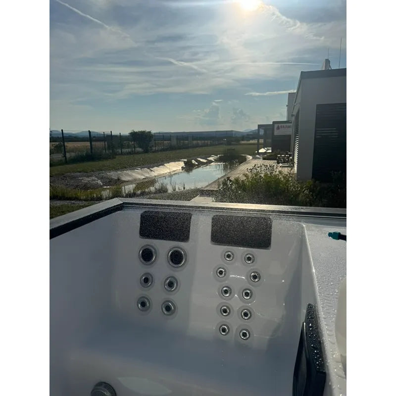 Passion Spas Whirlpool Balance 600x228x138 cm - 4 Personen mit Massagedüsen in Gartensetting