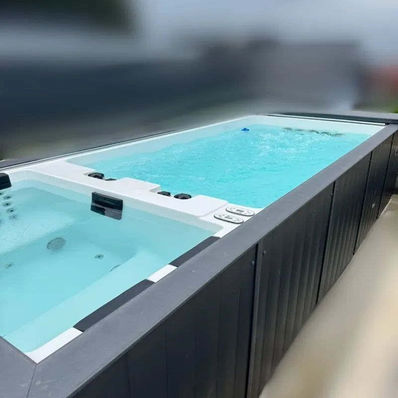 Passion Spas Whirlpool Balance 600x228x138 cm - 4 Personen mit türkisblauem Wasser und weißen Sitzflächen im Garten
