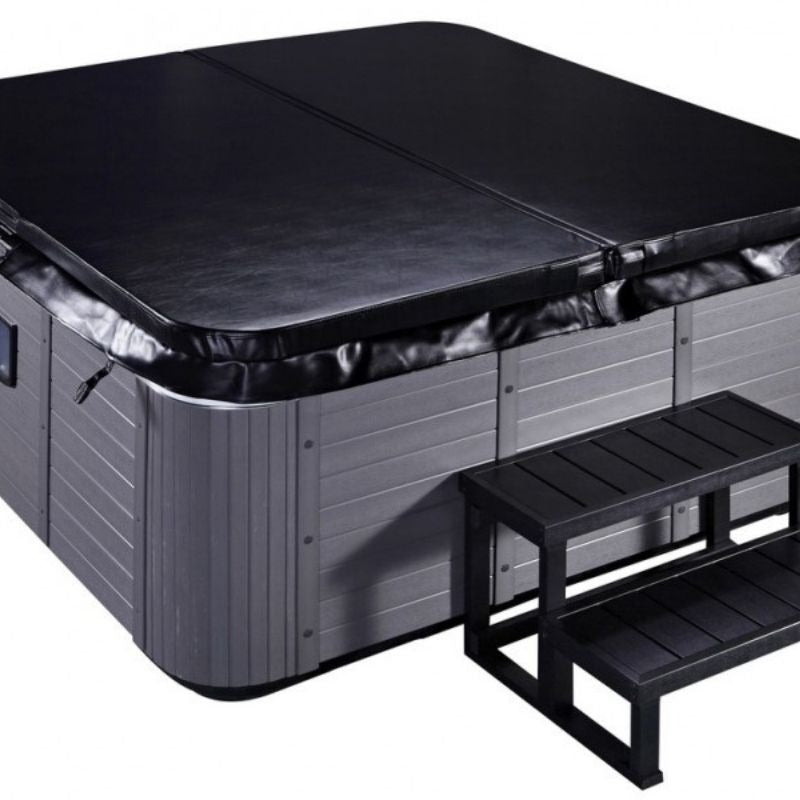 Platinum Spas Lounge Divine Outdoor Whirlpool 220x190x80 mit isolierender Abdeckung im geschlossenen Zustand