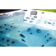 Nahaufnahme der Düsen und Wasseroberfläche im Platinum Spas Onyx Whirlpool – Modell Sterling Silver im Betrieb