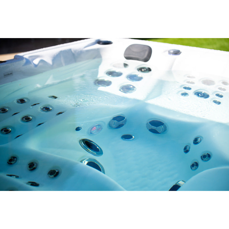 Nahaufnahme der Düsen und Wasseroberfläche im Platinum Spas Onyx Whirlpool – Modell Sterling Silver im Betrieb