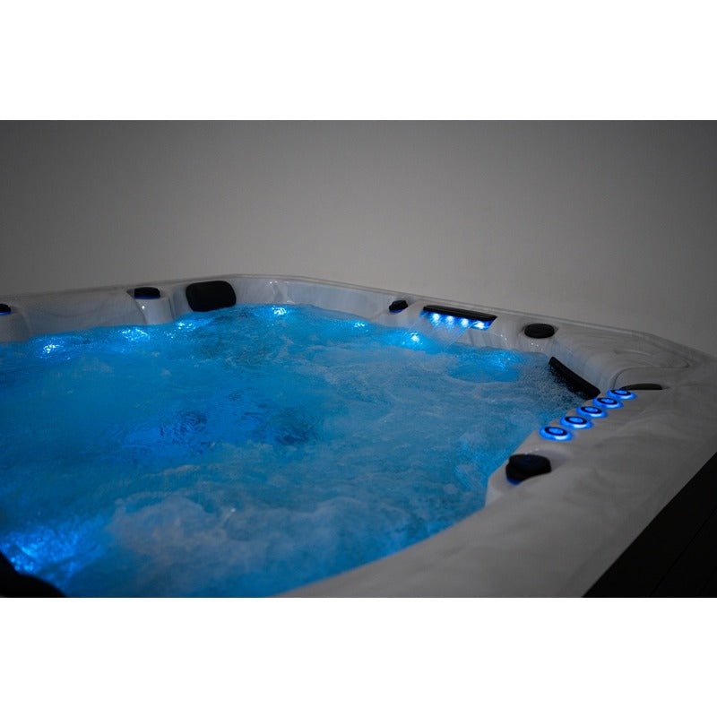 Platinum Spas Barcelona Outdoor Whirlpool mit sprudelndem Wasser, LED-Beleuchtung und weißem Rand, Draufsicht