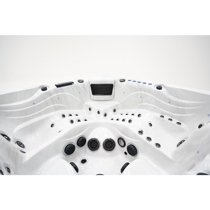 Draufsicht auf Platinum Spas Barcelona Whirlpool mit weißem Kunststoffbecken, mehreren Massagedüsen, Bedienfeld und integriertem Filter
