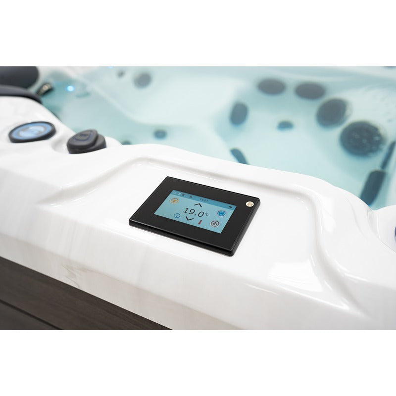 Platinum Spas Barcelona Whirlpool mit integriertem digitalen Kontrollpanel, Temperaturanzeige und Bedienelemente auf der weißen Wanne, türkisblauem Wasser mit Massagedüsen im Hintergrund