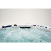 Platinum Spas Barcelona Outdoor Whirlpool mit sprudelndem Wasser, Wasserfall-Düse und beleuchteten Massage-Düsen in weißer Ausführung