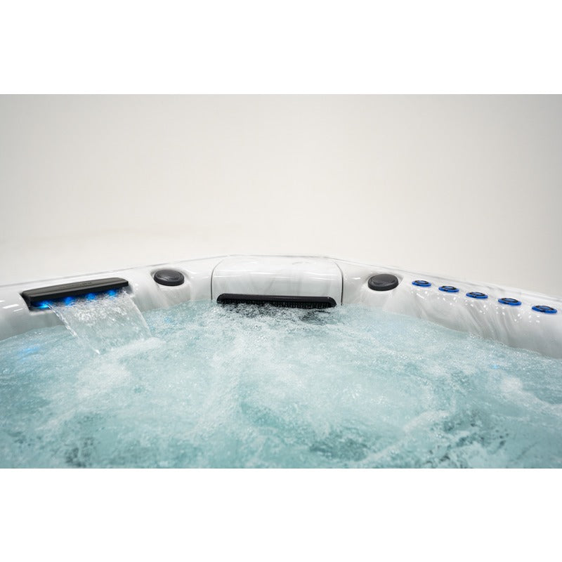 Platinum Spas Barcelona Outdoor Whirlpool mit sprudelndem Wasser, Wasserfall-Düse und beleuchteten Massage-Düsen in weißer Ausführung