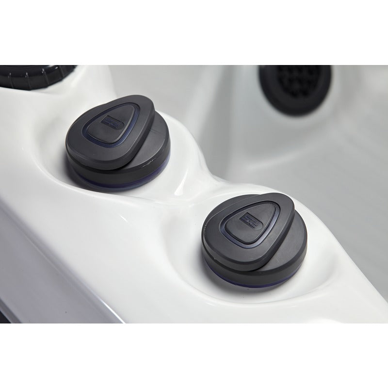 Nahaufnahme der ergonomischen Drehregler im Platinum Spas Capri – hochwertige Bedienelemente zur individuellen Steuerung der Massagefunktionen