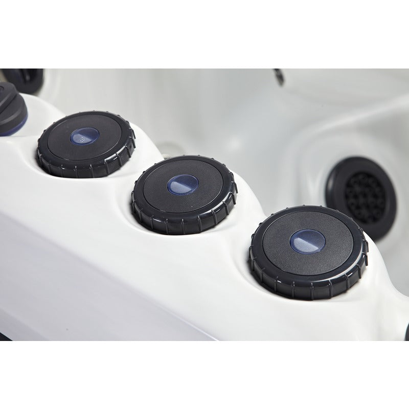 Detailansicht der Luftregler im Platinum Spas Capri – präzise einstellbare Ventile für individuelle Whirlpool-Erlebnisse