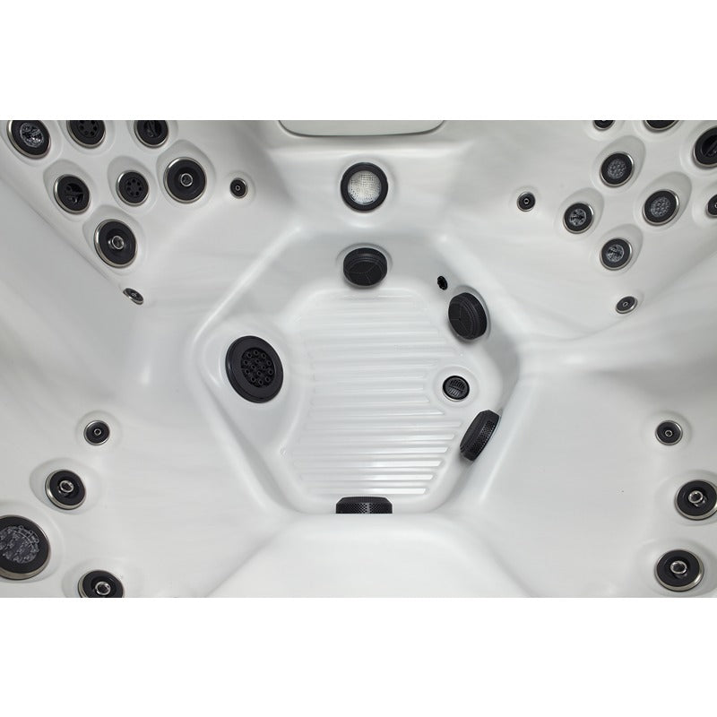  Innenansicht des Platinum Spas Capri – strukturierter Bodenbereich mit integrierten Massagedüsen und hochwertiger Acryl-Oberfläche