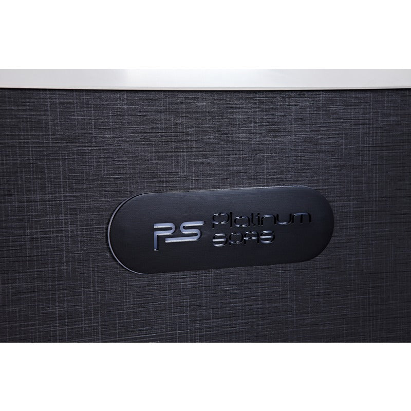  Detailaufnahme des Platinum Spas Logos auf der strukturierten Außenverkleidung des Capri Luxury Hot Tubs in elegantem Anthrazit