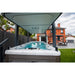 Outdoor-Installation des Platinum Spas Eros Swim Spa unter Überdachung im modernen Garten eines Einfamilienhauses