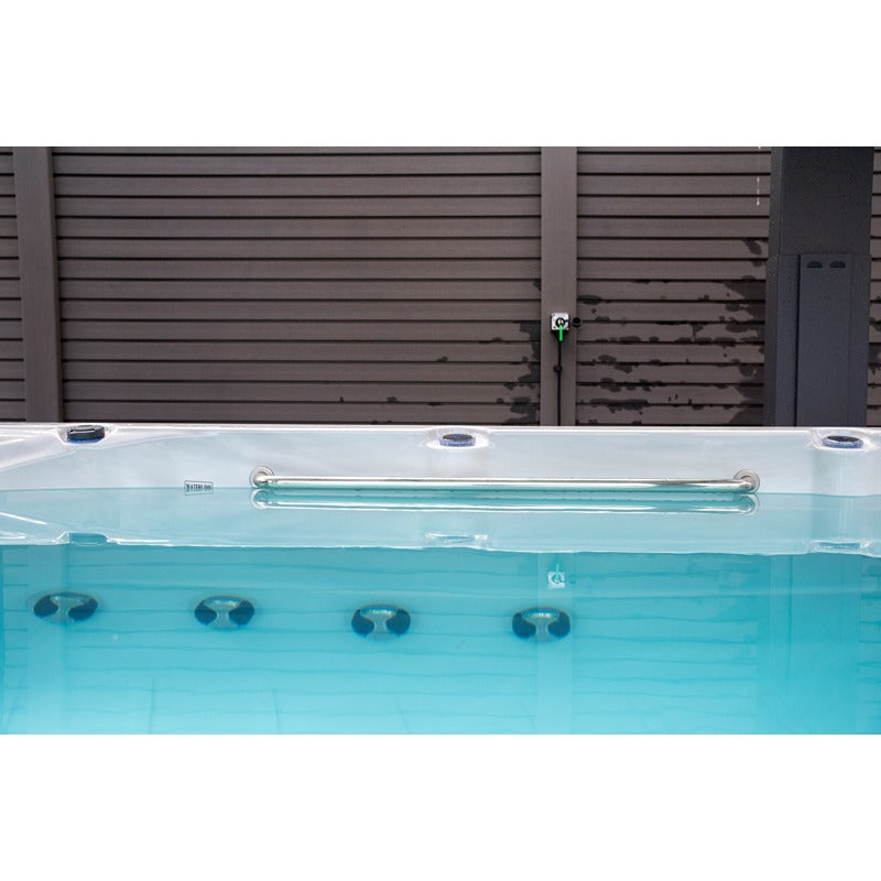 Detailansicht der Swim-Jets im Platinum Spas Eros Swim Spa – Blick auf Gegenstromdüsen und Edelstahl-Haltestange im befüllten Becken