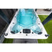 Vorderansicht des Platinum Spas Eros Swim Spa mit befülltem Becken, ergonomischer Sitzfläche und integrierten Massagedüsen im Außenbereich