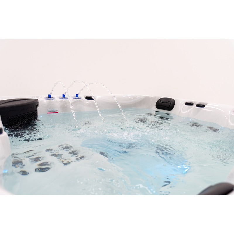 Platinum Spas Happy Whirlpool – aktive Fontänen mit klarer Wasseroberfläche und ergonomischen Kopfstützen