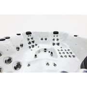 Platinum Spas Happy Whirlpool – detaillierte Innenansicht mit 47 Massagedüsen und ergonomischen Sitzflächen
