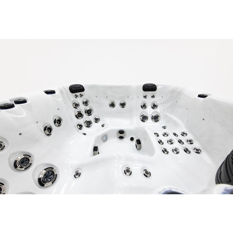 Platinum Spas Happy Whirlpool – detaillierte Innenansicht mit 47 Massagedüsen und ergonomischen Sitzflächen