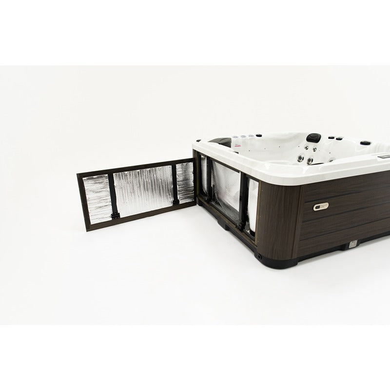 Platinum Spas Happy Whirlpool – geöffnete Seitenverkleidung zeigt die innere Premium-Isolierung mit reflektierender Schutzschicht