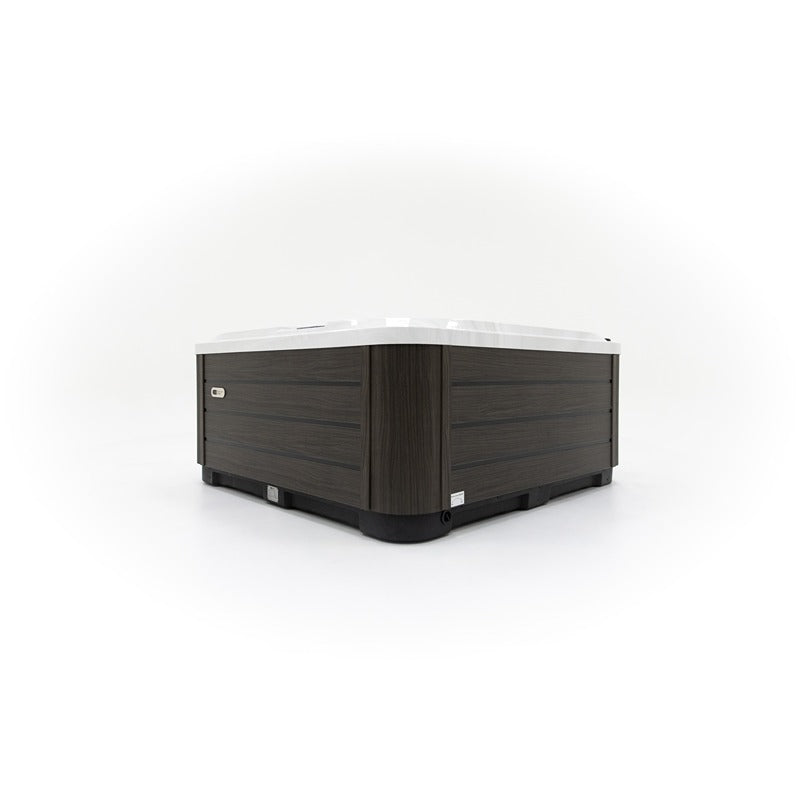 Platinum Spas Happy Whirlpool – Rückansicht mit eleganter Holzoptik-Verkleidung und sichtbarem Technikbereich