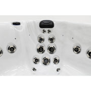 Platinum Spas Happy Whirlpool – Nahaufnahme des Rückenteils mit mehreren Massagedüsen und gepolsterter Kopfstütze