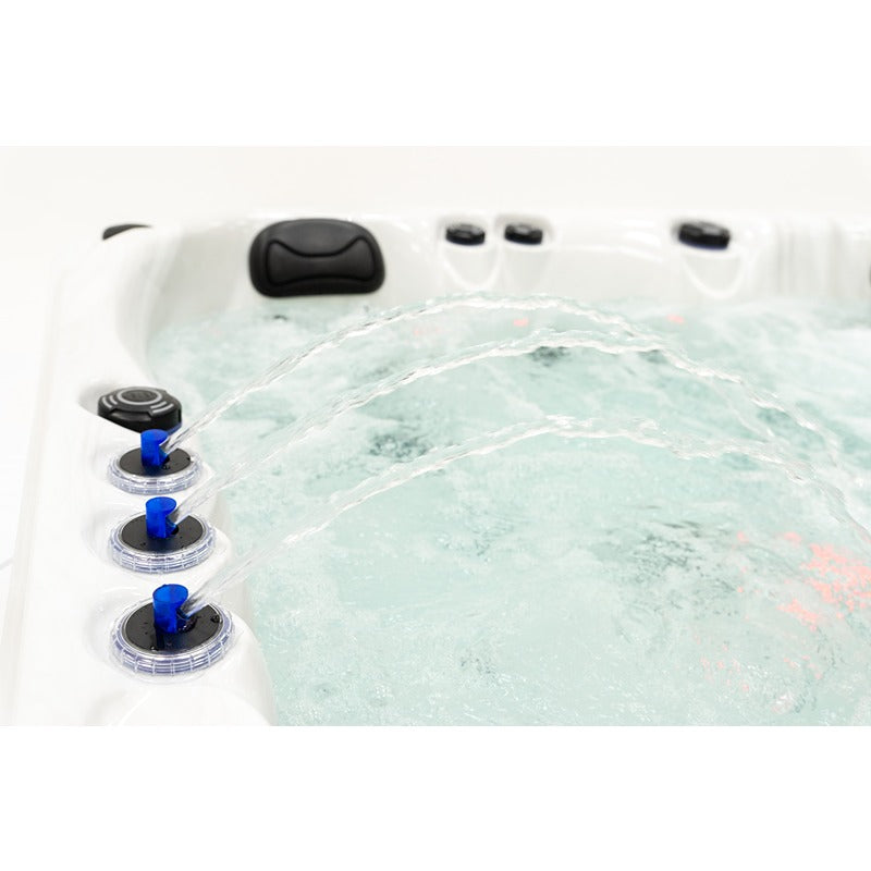 Platinum Spas Happy Whirlpool – Detail der Wasserfontänen bei laufender Massagefunktion mit klarem Sprühbild