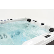 Platinum Spas Happy Outdoor Whirlpool mit sprudelndem türkisblauem Wasser, weißem Kunststoffgehäuse, schwarzen Düsen und Kontrollpanel für bis zu 5 Personen.