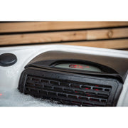 Detailansicht des integrierten Platinum Melody Bluetooth-Soundsystems im Kenya Hot Tub – stilvoll eingelassen für kabelloses Audioerlebnis im Wasser.