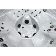 Innenansicht des Platinum Spas Kenya Hot Tubs mit strukturiertem Boden, zentralem Ablauf und umlaufenden Massagejets – hochwertige Verarbeitung für sicheren Stand und rundum entspannte Sitzposition.