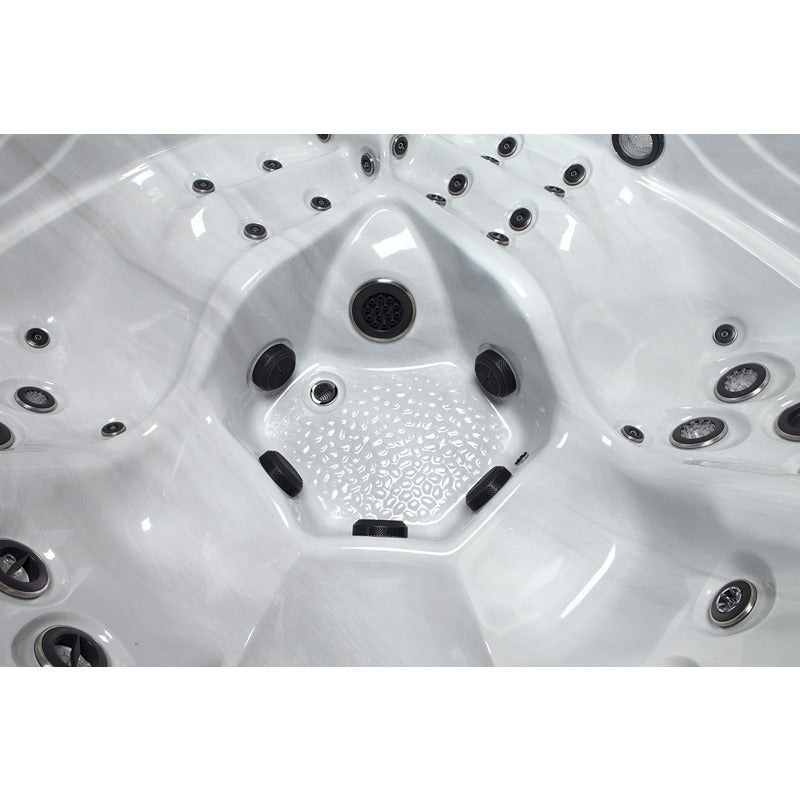 Innenansicht des Platinum Spas Kenya Hot Tubs mit strukturiertem Boden, zentralem Ablauf und umlaufenden Massagejets – hochwertige Verarbeitung für sicheren Stand und rundum entspannte Sitzposition.