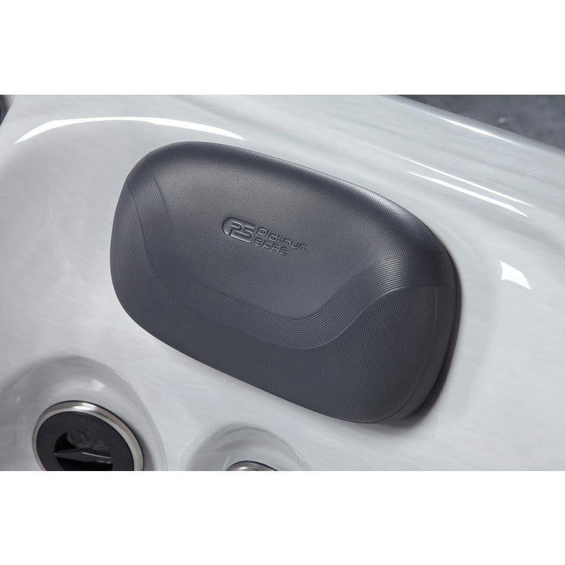 Weiche, ergonomisch geformte Kopfstütze mit Platinum Spas Logo im Kenya Hot Tub – stilvolles Detail für maximalen Liegekomfort und entspanntes Zurücklehnen.