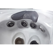Komfortable Nackenstütze mit umliegenden Massagedüsen im Platinum Spas Kenya Hot Tub – ergonomisch geformt für entspannte Wellnessmomente mit gezielter Schultermassage.