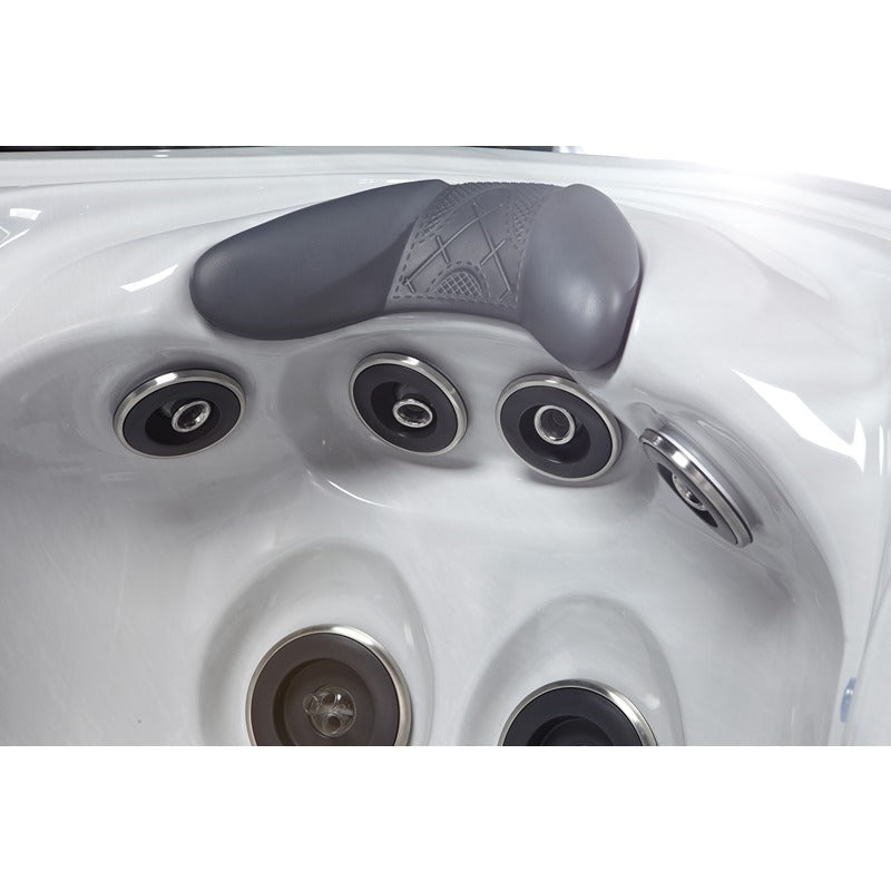 Komfortable Nackenstütze mit umliegenden Massagedüsen im Platinum Spas Kenya Hot Tub – ergonomisch geformt für entspannte Wellnessmomente mit gezielter Schultermassage.