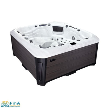 Platinum Spas Kenya Premium Hot Tub mit zwei Loungern und drei Sitzplätzen, edle Acrylwanne in Marmoroptik, umgeben von dunkler Holzverkleidung – stilvolles Whirlpool-Design für bis zu fünf Personen.