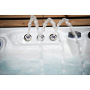 Detailansicht der eleganten Wasserfontänen im Platinum Spas Kenya Hot Tub – sanfte Wasserbögen sorgen für entspannte Atmosphäre und visuelles Highlight im Whirlpool.