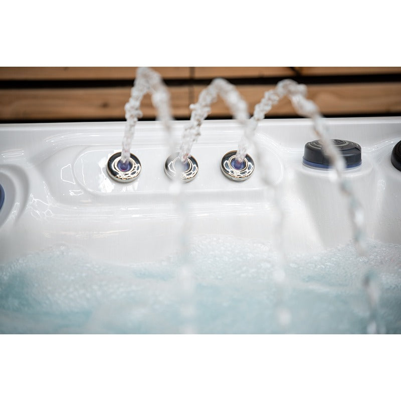 Detailansicht der eleganten Wasserfontänen im Platinum Spas Kenya Hot Tub – sanfte Wasserbögen sorgen für entspannte Atmosphäre und visuelles Highlight im Whirlpool.